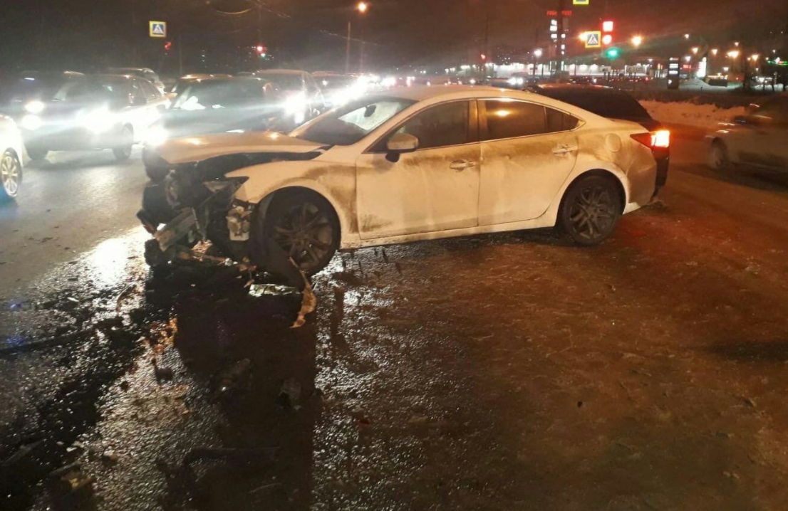 Четыре автомобиля столкнулись на Южном шоссе в Тольятти, пострадали несовершеннолетние_3