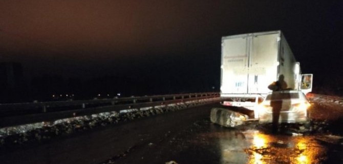 Всегда заканчивается слезами столкновение легковушки с грузовиком