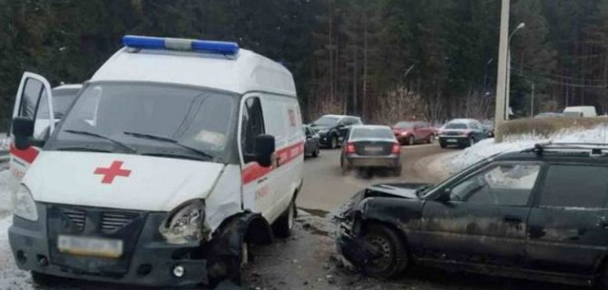 Авария в Ижевске с участием «скорой» и двумя пострадавшими
