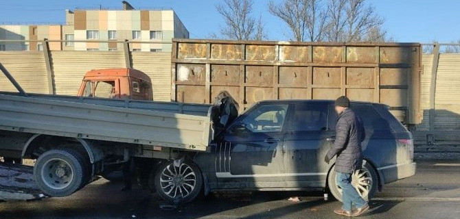 На КАД столкнулись три автомобиля