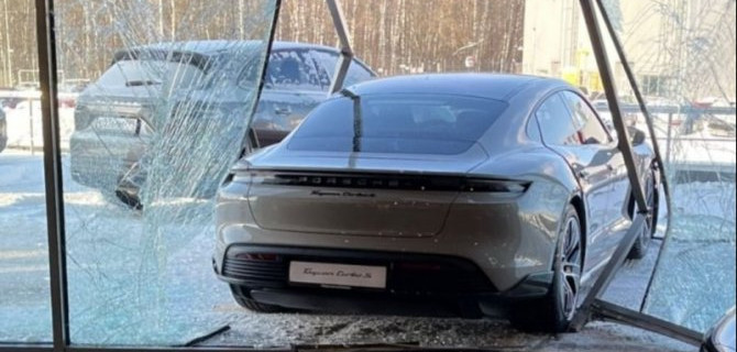 Блогер Михаил Литвин на спорткаре Porsche протаранил салон