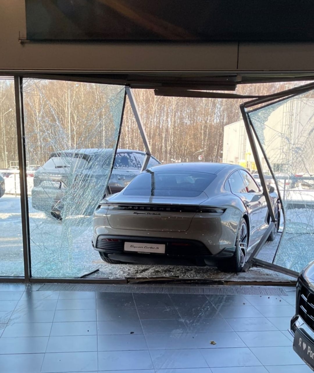 Блогер Михаил Литвин на спорткаре Porsche протаранил салон (1)
