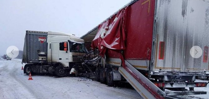 В Удмуртии произошло массовое ДТП с участием двух грузовиков и легковушки