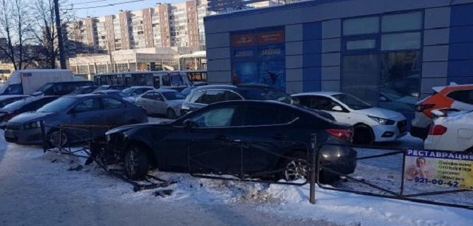 В Петербурге «поездка в никуда» для гонщика на «Мазде» ожидаемо закончилась ДТП