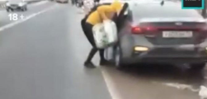 Перевернувшуюся в Ульяновской области фуру, как мухи облепили мародеры