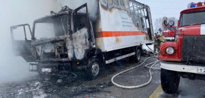 Бесстрашные инспекторы, не задумываясь, бросились тушить грузовик в Алтайском крае