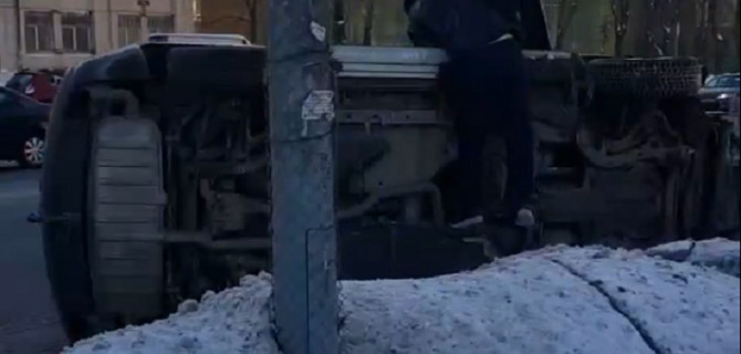 В Петербурге на Бабушкина опрокинулся автомобиль