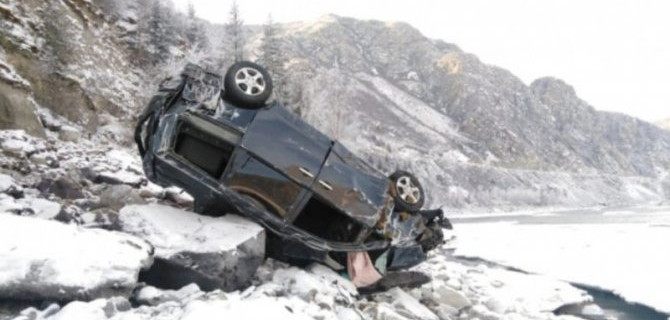 С Чуйского тракта машина летела и, перевернувшись на крышу, застыла на берегу Катуни