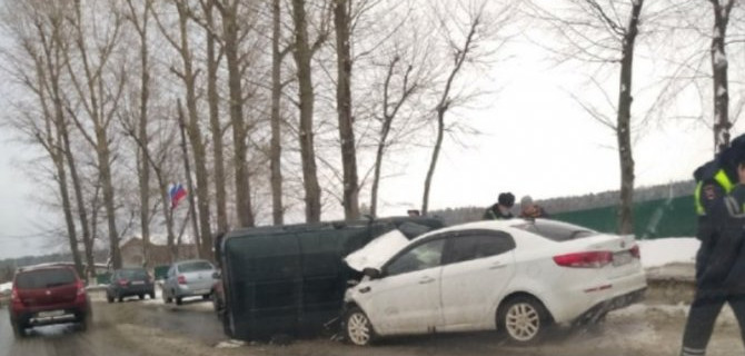Авария в Ульяновске, водители обоих автомобилей доставлены в больницу