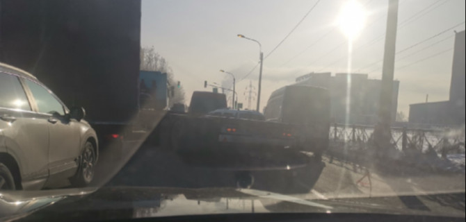В Петербурге ДТП с грузовиком заблокировало Кубинскую улицу