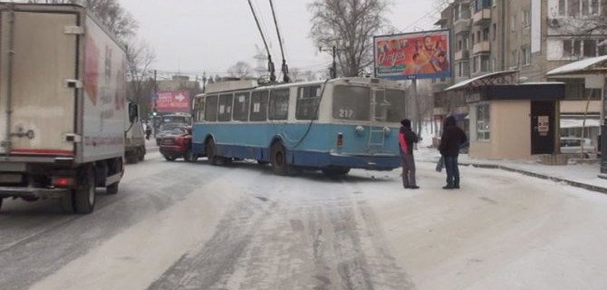 Безобидный троллейбус в Хабаровске из-за гололеда «пошел на таран»