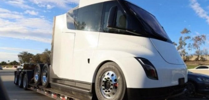 Электрогрузовик Tesla Semi готов к выпуску