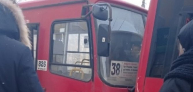 В центре Ярославля маршрутки вошли в плотный контакт, пострадал пассажир