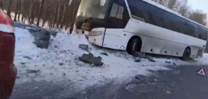 Под Ярославлем автобус, уходя от удара, снес светофор