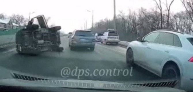 Рожденный летать Suzuki Escudo приземлился на левый бок