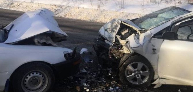 После мощной стыковки двух «Тойот» в Приморье, оба водителя поселились в больнице