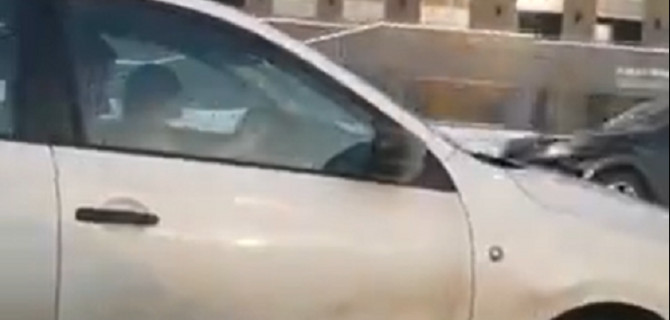 В Петербурге водитель посадил ребенка на колени за руль