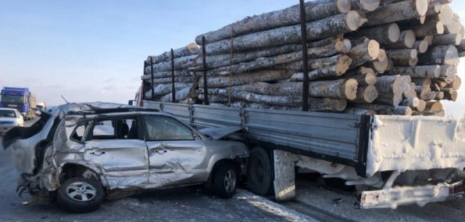 Так торопился, что подпер собою лесовоз