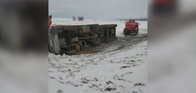 Два нефтевоза перевернулись в Ташлинском районе Оренбургской области