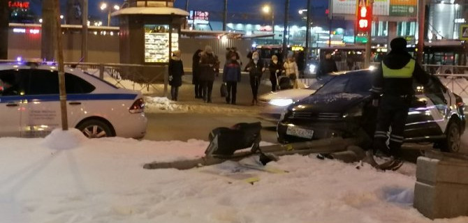 Автомобиль снес светофор в Петербурге