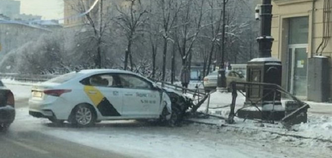 На Московском проспекте в Петербурге такси протаранило ограждение