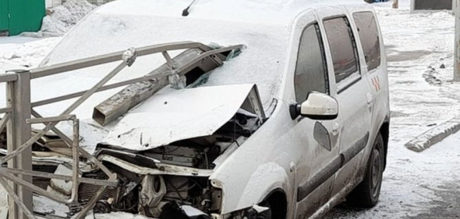 Протаранив ограждение, таксист в Оренбурге чудом остался жив