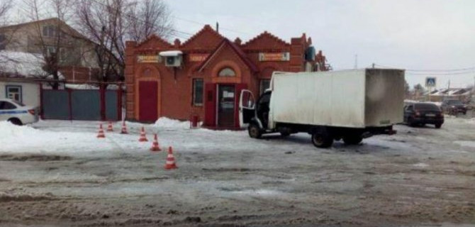 Газуя задним ходом, водитель ГАЗа в Оренбуржье сбил пешехода