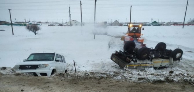 В результате аварии в Курманаевском районе две машины вылетели в кювет, грузовик приземлился на крышу