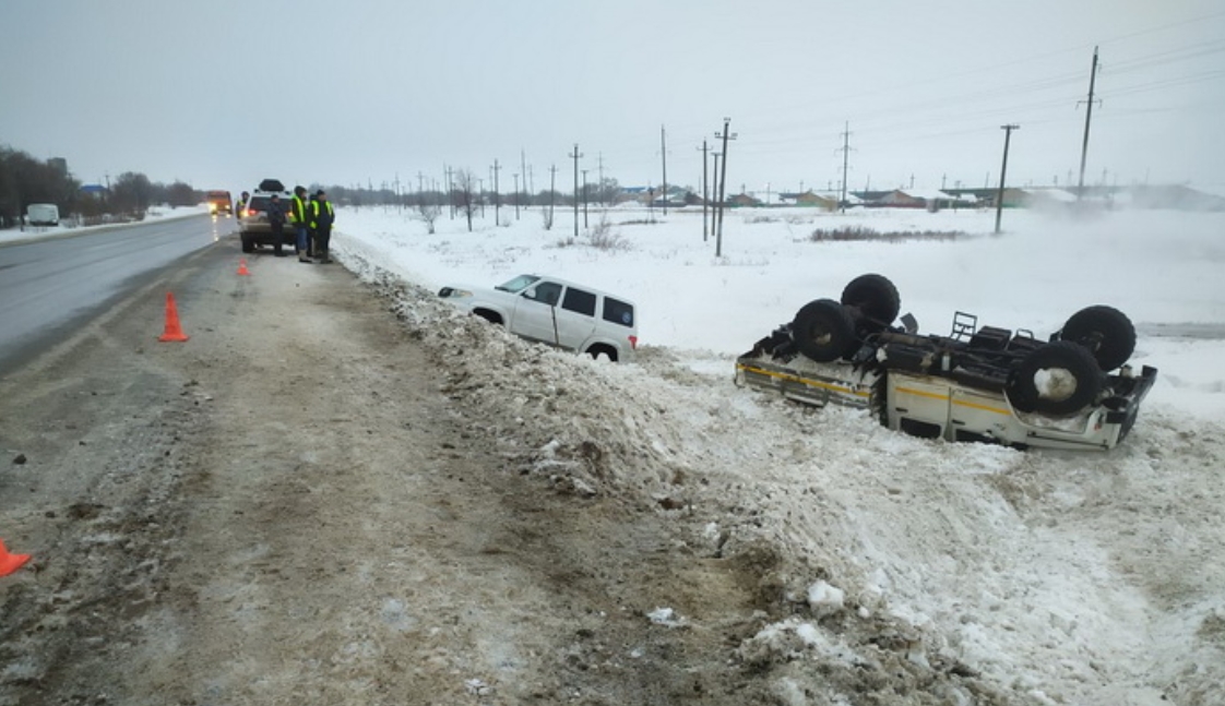В результате аварии в Курманаевском районе, две машины вылетели в кювет, грузовик приземлился на крышу_2