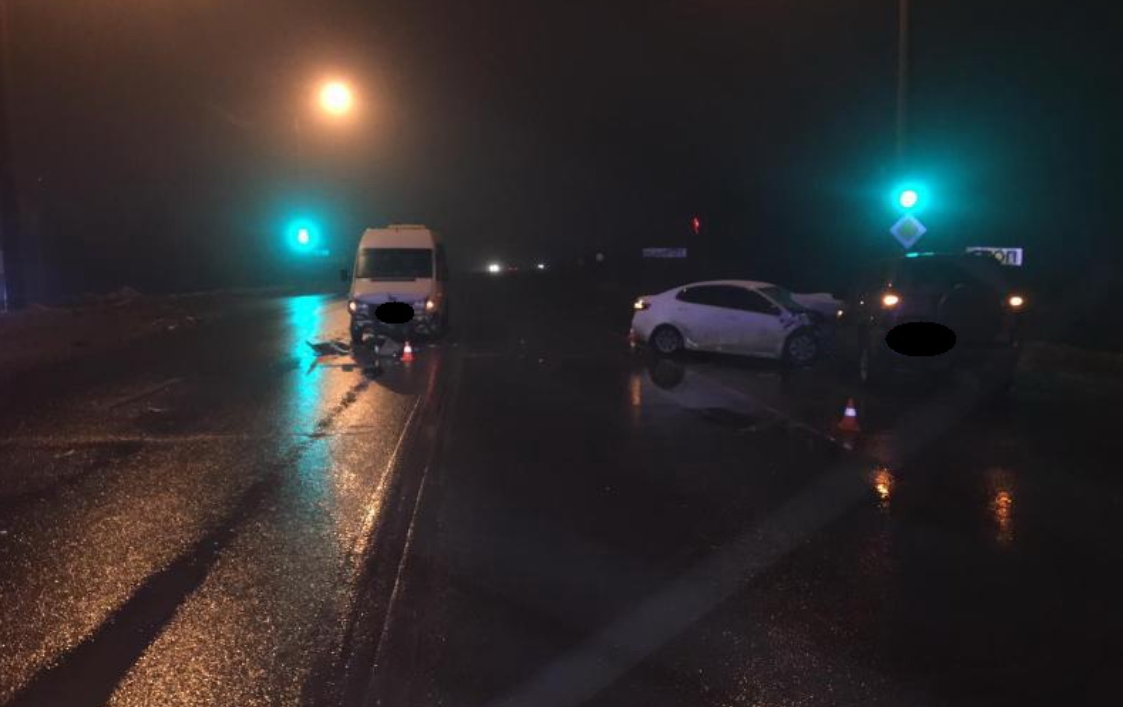 Автобус и две иномарки в Оренбурге слились в едином порыве_2