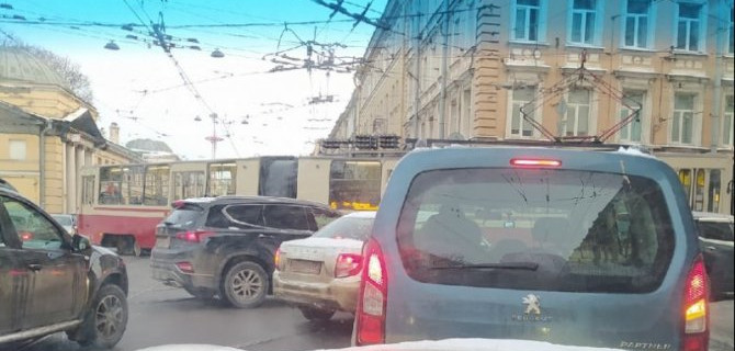 Утреннее ДТП с трамваем парализовало Выборгский район Петербурга
