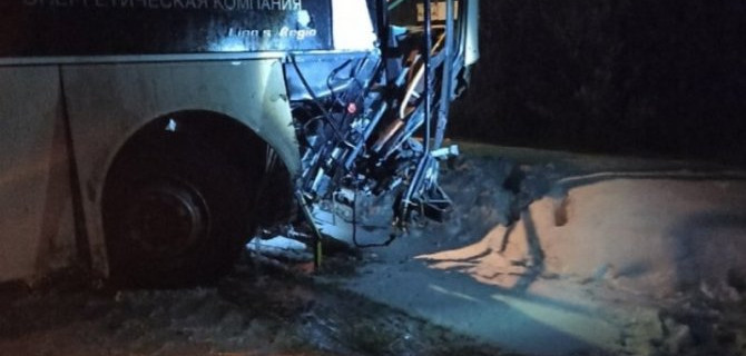 «Мазда» пошла на таран вахтового автобуса, который вез шахтеров