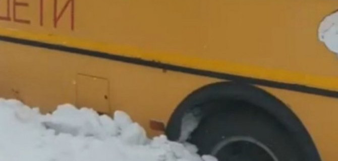 Водитель школьного автобуса из Кузбасса хотел как лучше, но закончилось как обычно — в кювете