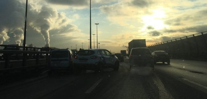 Четыре автомобиля столкнулись на КАД в Петербурге