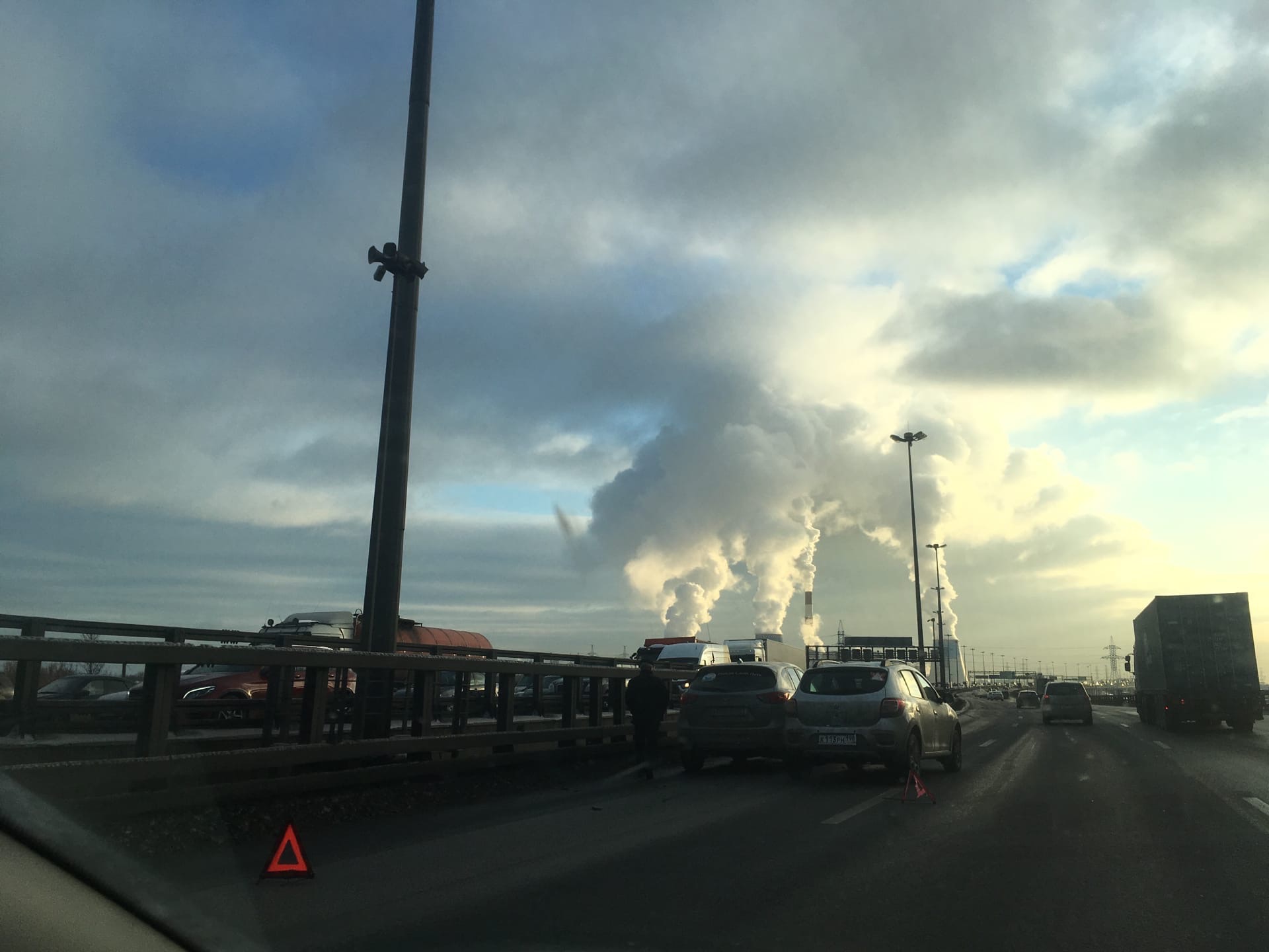 Три автомобиля столкнулись на КАД в Петербурге (2)