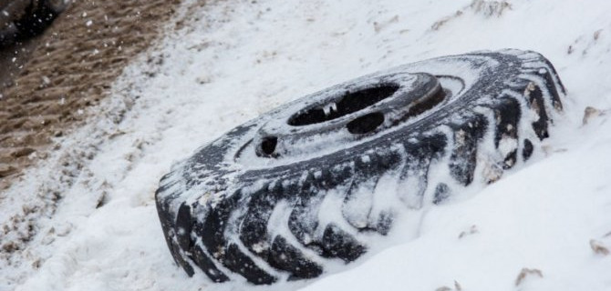 На выезде из Кемерово «Тойота» столкнулась с КамАЗом, движение по трассе заблокировано