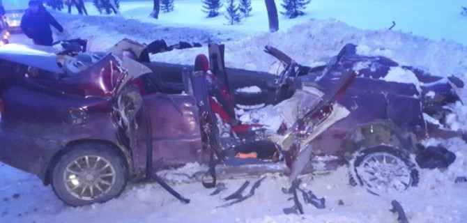 Во время столкновения с грейдером в Кемерово, водила отделался травмами, а его пассажирка склеила ласты