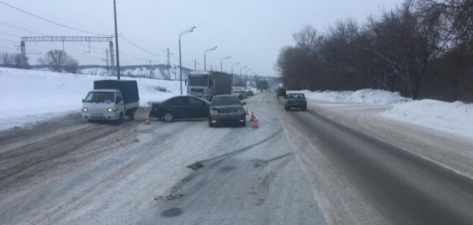 Автоледи в Новокузнецке вздумала задом развернуться посреди оживленного потока