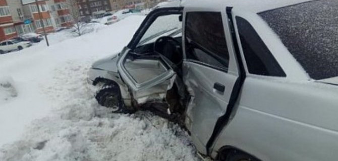 После аварии пенсионера так зажало в деформированном салоне, что спасателям пришлось вырезать его из железного плена