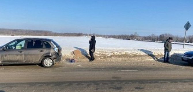 Пенсионер в Рязани круто рехтанул стоящую на обочине иномарку, пострадала женщина