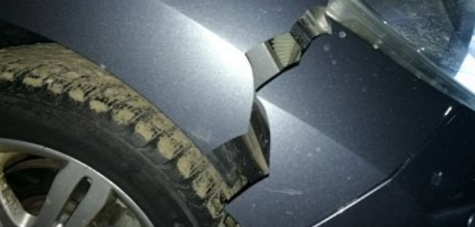 Огромная яма в Рязани стала причиной повреждения автомобиля