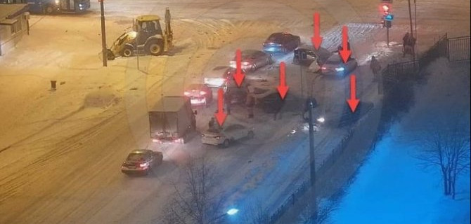 Пять автомобилей столкнулись на Братеевской улице в Москве