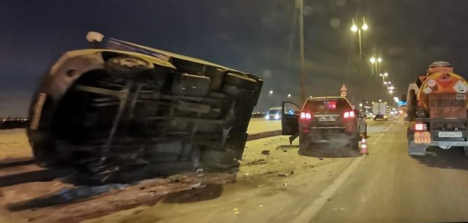 В Петербурге на Софийской «Газель» забралась на легковушку