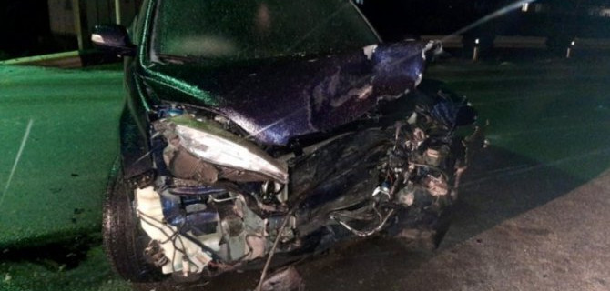 На скользкой дороге в лобовухе сошлись две иномарки, пострадали люди