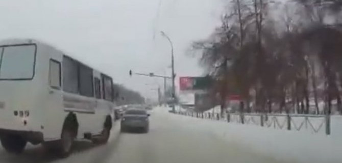 Сугроб в Пензе уберег от столкновения с автобусом медицинской службы