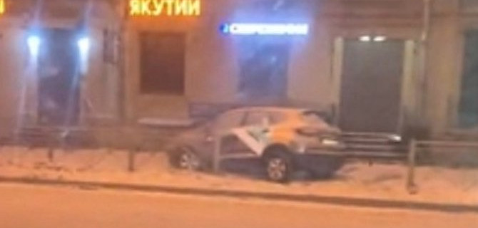 В Петербурге у «Московской» каршеринг снес ограду