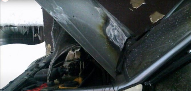 На парковке в Кирове автомобиль воспламенился при попытке завести его