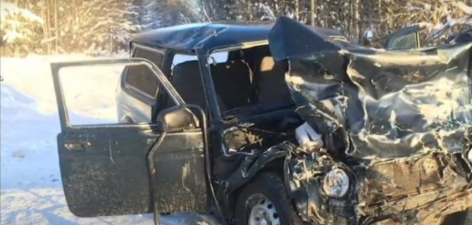 КамАЗ смял легковушку в Кировской области, пострадали люди