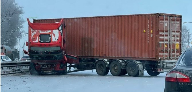 На Пулковском шоссе в ДПТ попал контейнеровоз