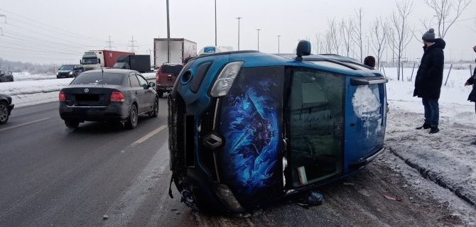 В Петербурге на Софийской иномарка опрокинулась на бок